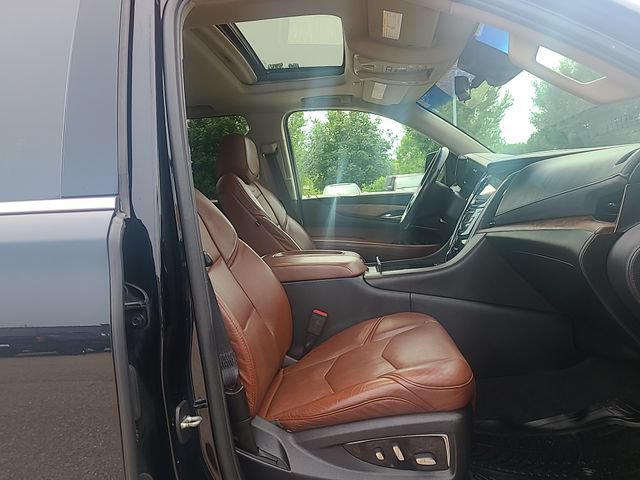 Used 2018 Cadillac Escalade Luxury AWD/4WD image 32