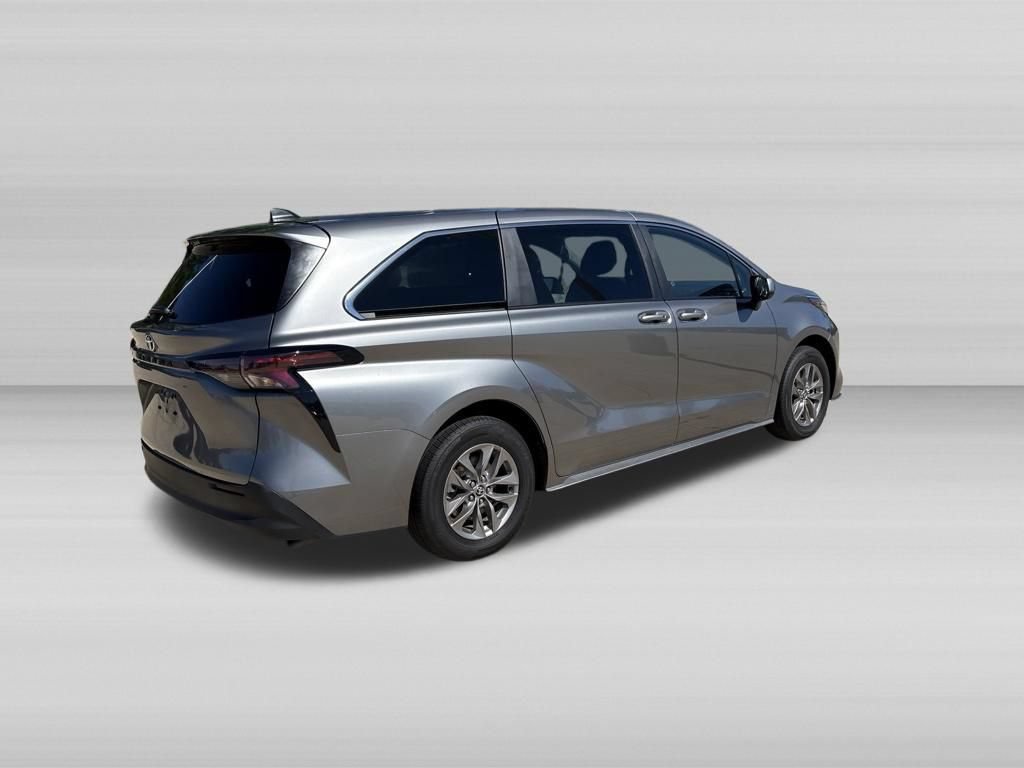 Used 2026 Toyota Sienna LE FWD image 5