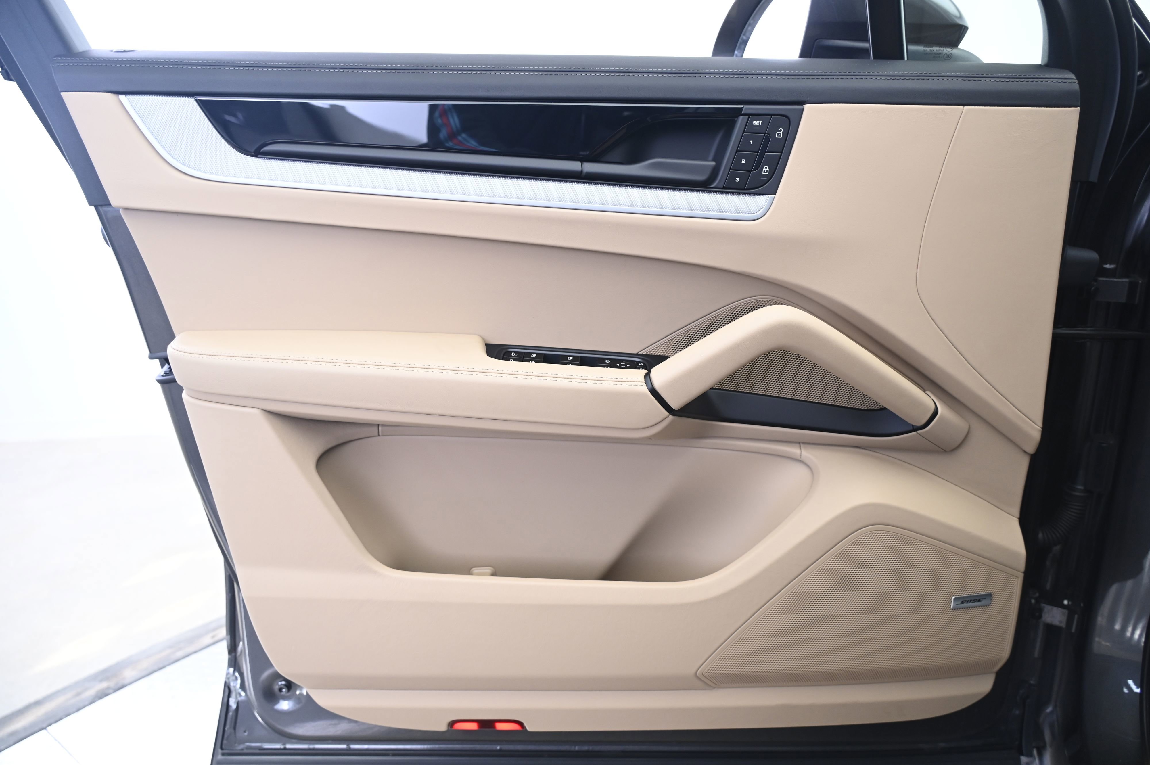 Certified 2024 Porsche Cayenne Coupe image 26