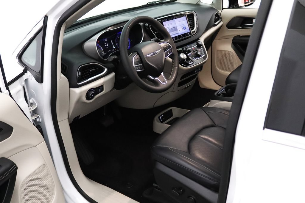Used 2024 Chrysler Pacifica Touring-L FWD image 15