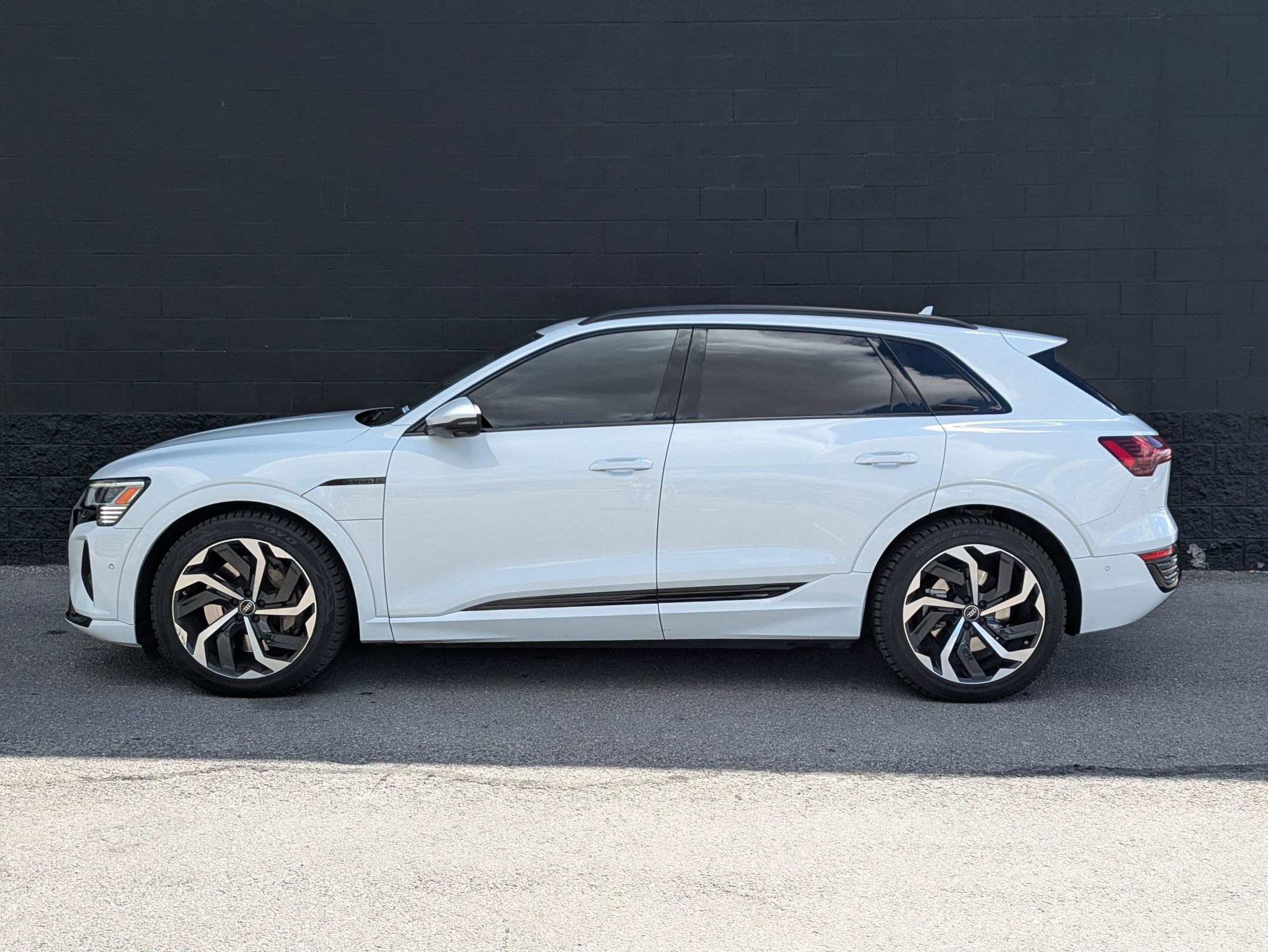 Used 2024 Audi Q8 e-tron Prestige w/ Prestige Package image 8