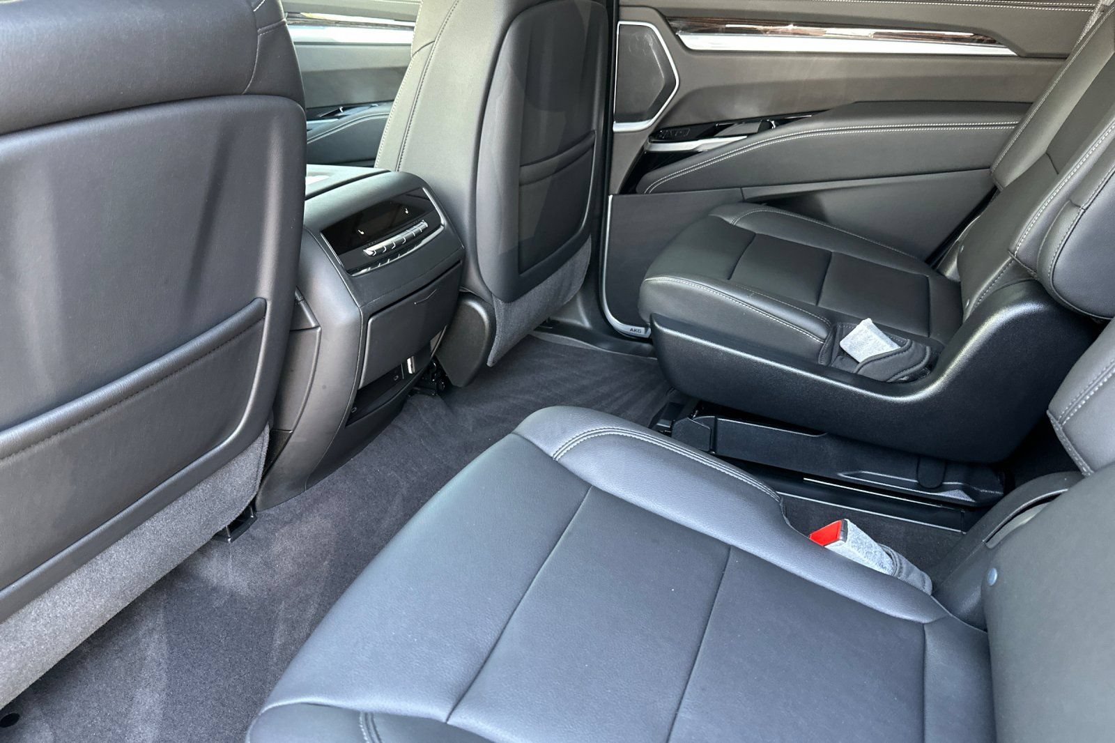 Used 2025 Cadillac Escalade Luxury w/ LPO, Floor Liner Package RWD image 14