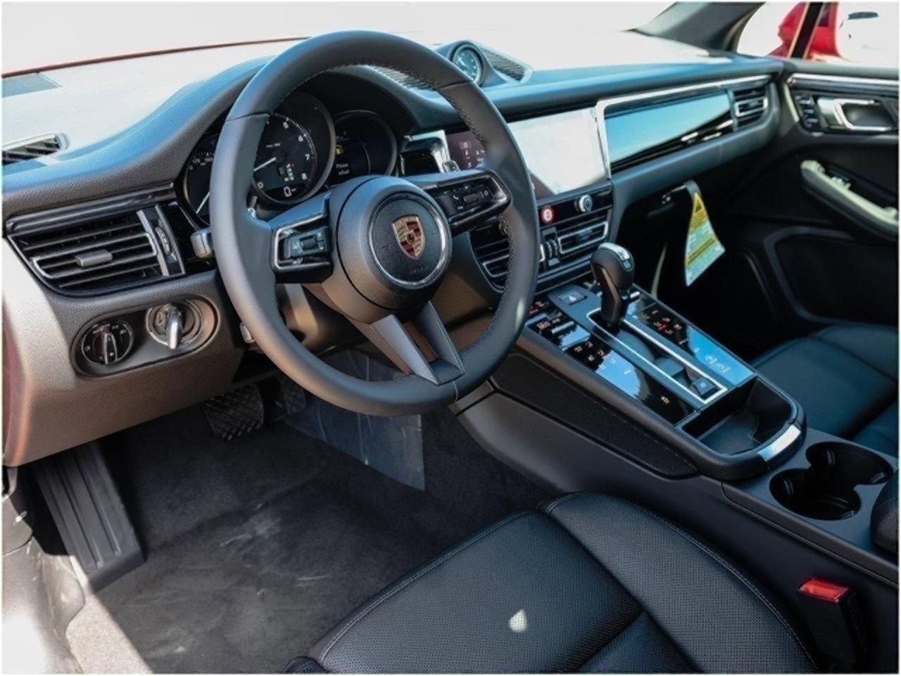 Certified 2025 Porsche Macan AWD/4WD image 4