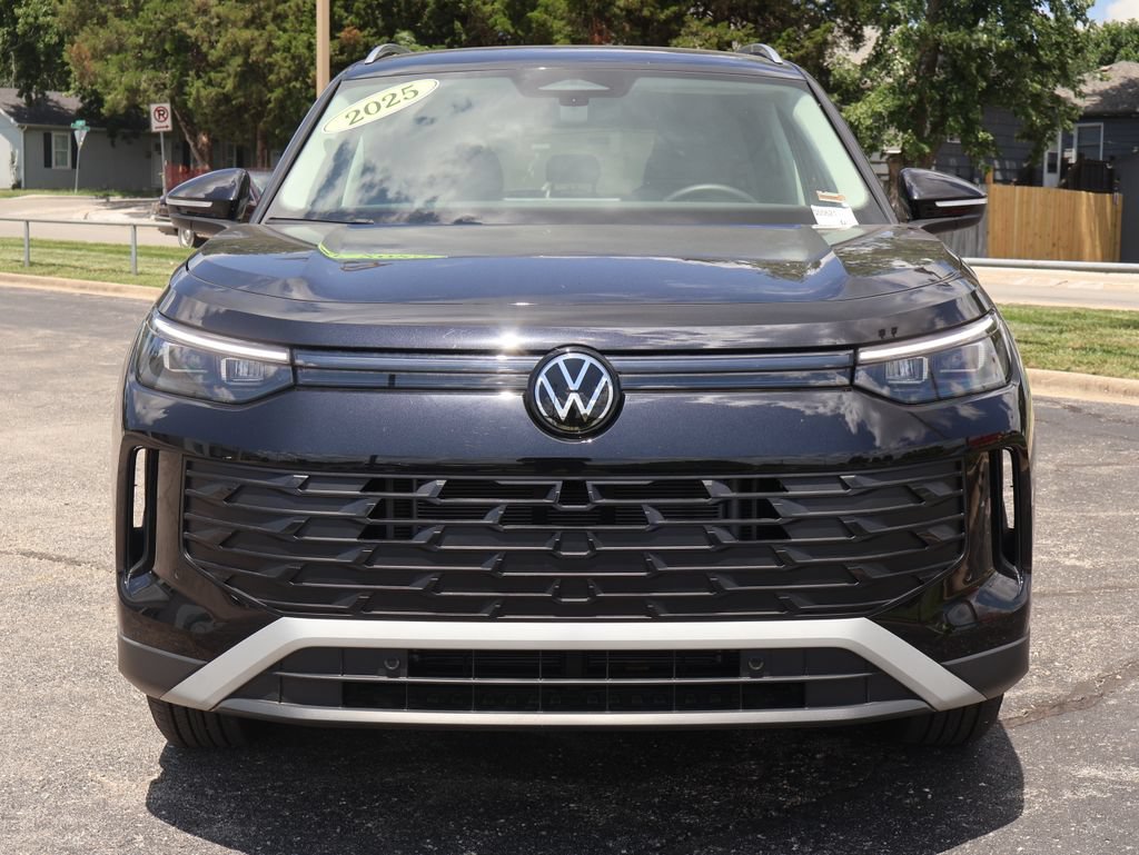 Used 2025 Volkswagen Tiguan S AWD/4WD image 2