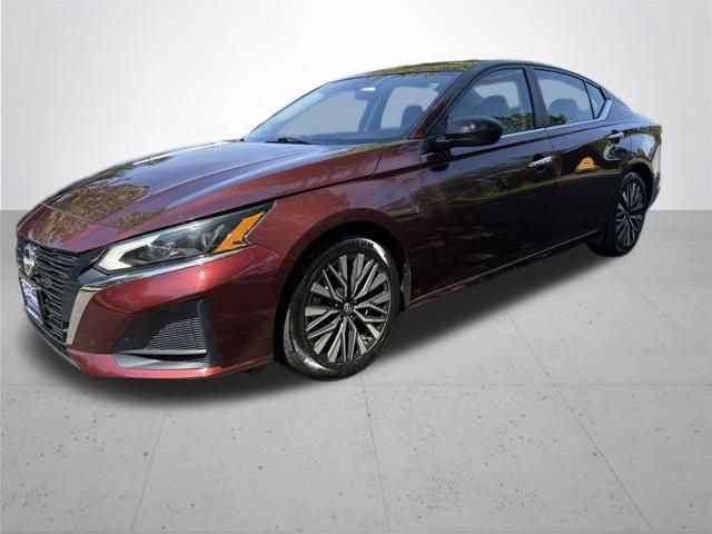 Used 2024 Nissan Altima 2.5 SV FWD image 2