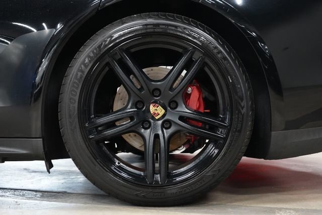 Used 2018 Porsche Panamera RWD image 38