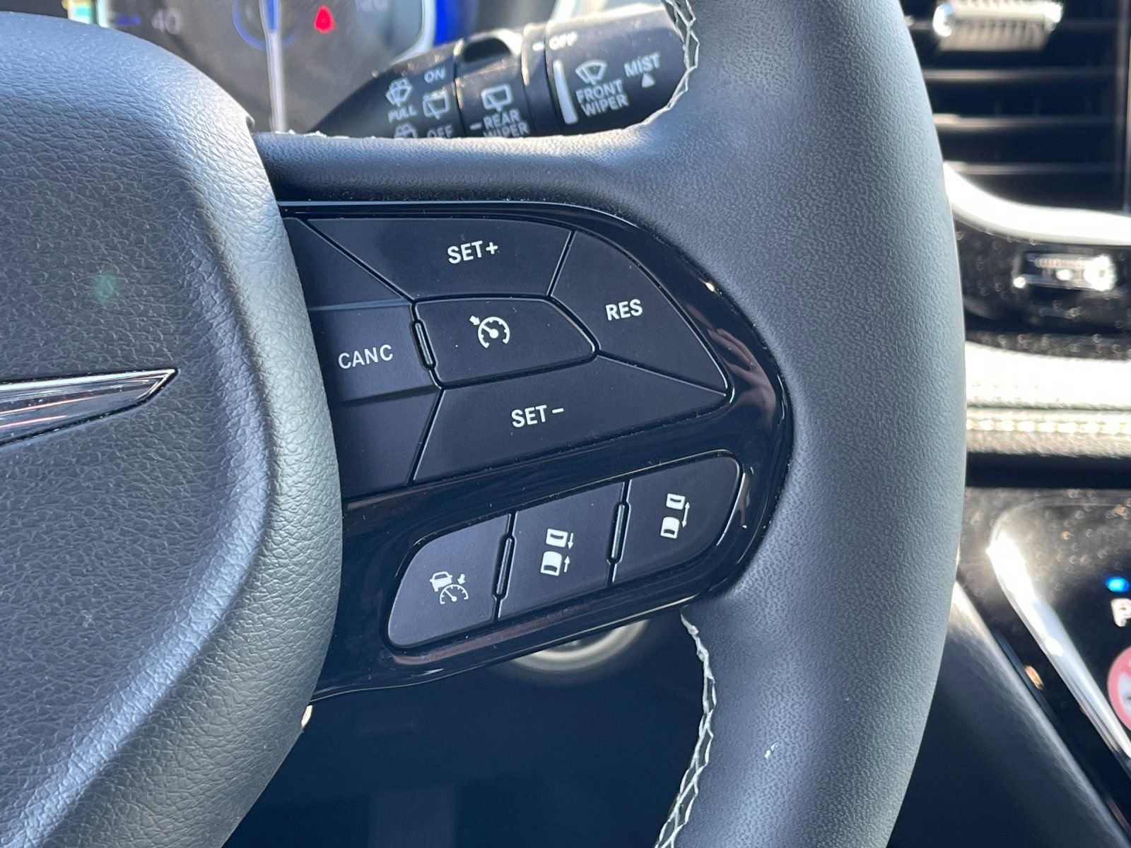 Used 2025 Chrysler Pacifica Limited image 18