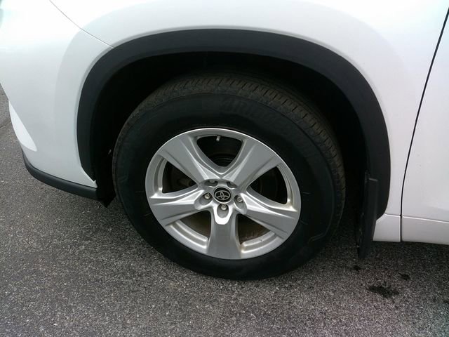 Used 2023 Toyota Highlander LE AWD/4WD image 9