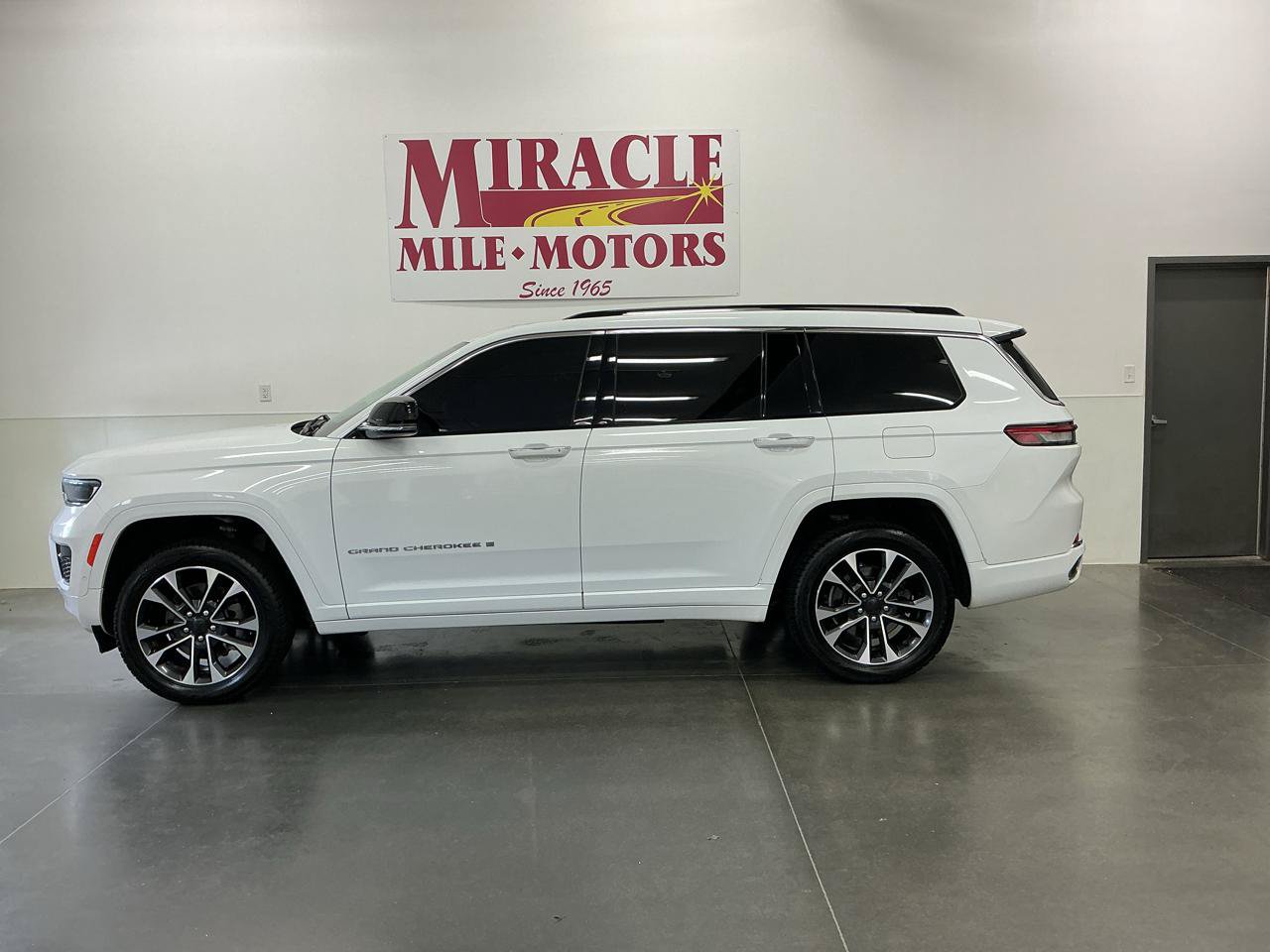 Used 2021 Jeep Grand Cherokee L Overland w/ Luxury Tech Group IV AWD/4WD image 2