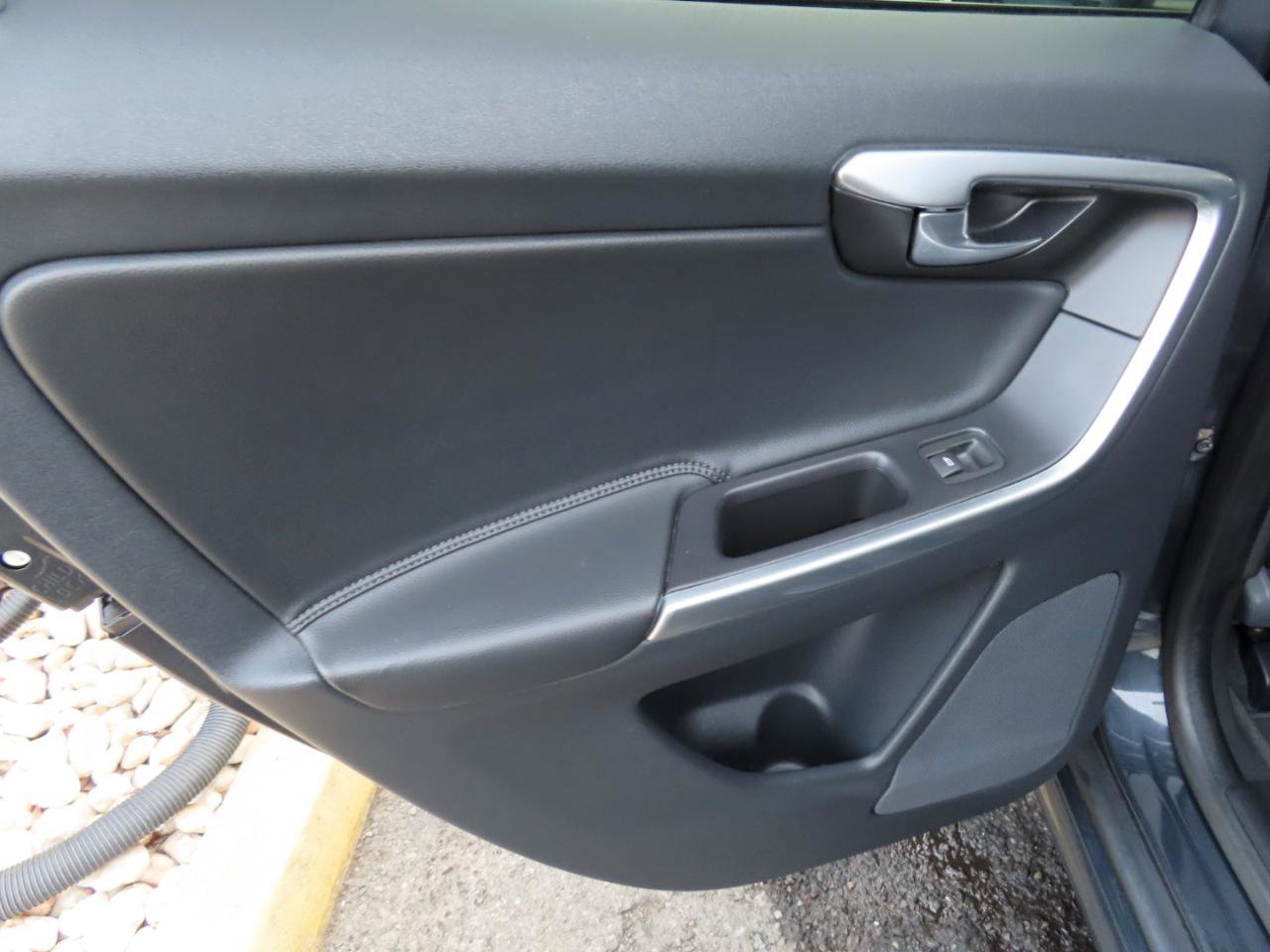 Used 2016 Volvo XC60 T6 w/ Protection Package image 14