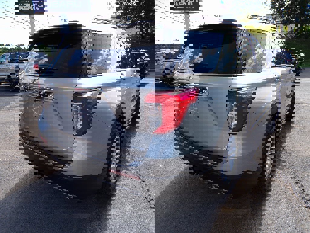 Used 2020 Ford Explorer XLT w/ Equipment Group 202A image 11