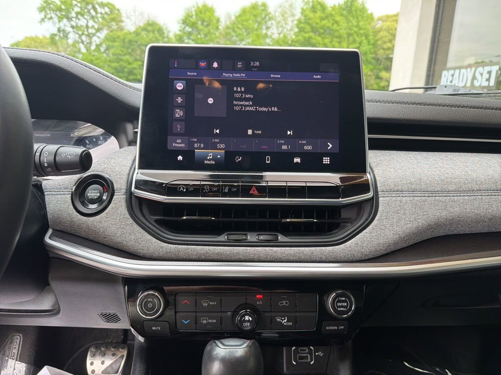 Used 2023 Jeep Compass Latitude image 10