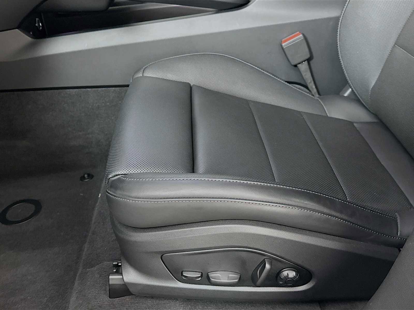 Certified 2025 Porsche Macan Electric image 12