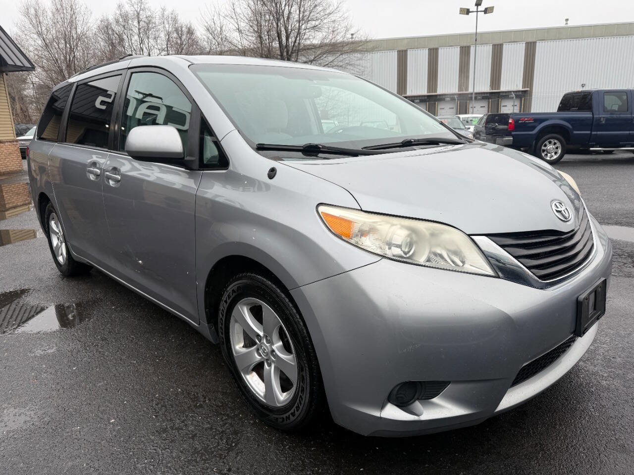 Used 2013 Toyota Sienna LE image 3