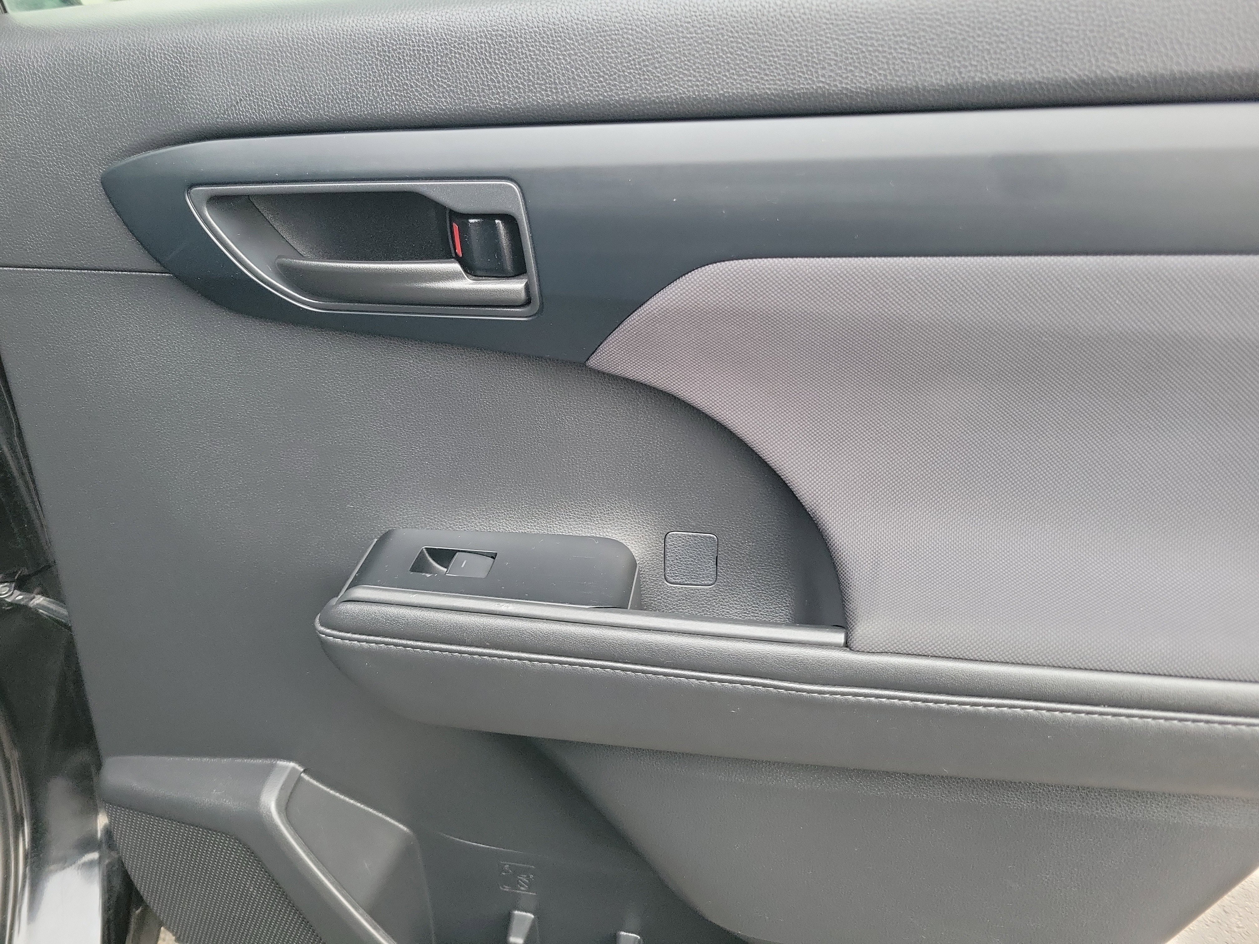 Certified 2020 Toyota Highlander LE image 34