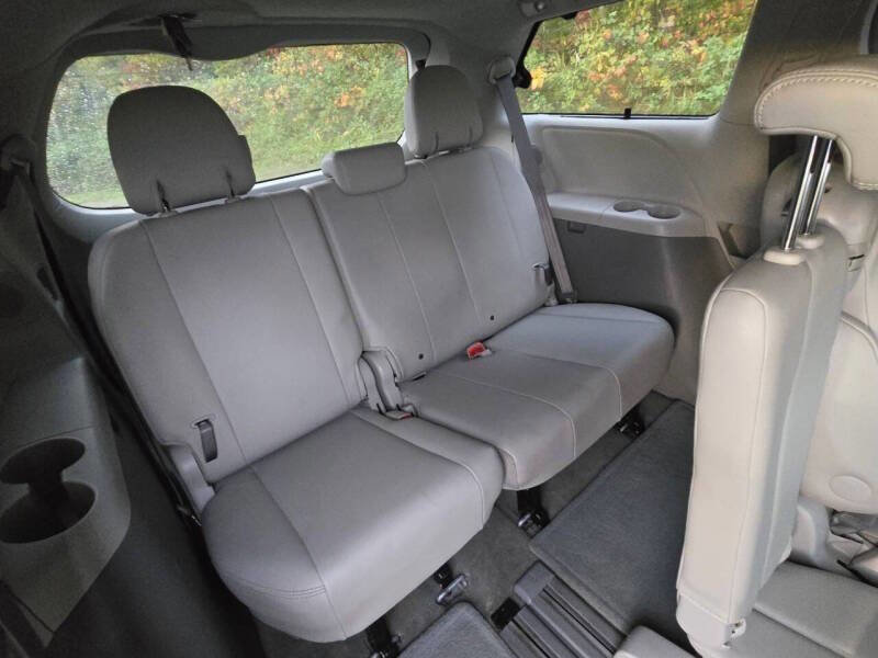 Used 2012 Toyota Sienna XLE w/ Premium Pkg FWD image 18
