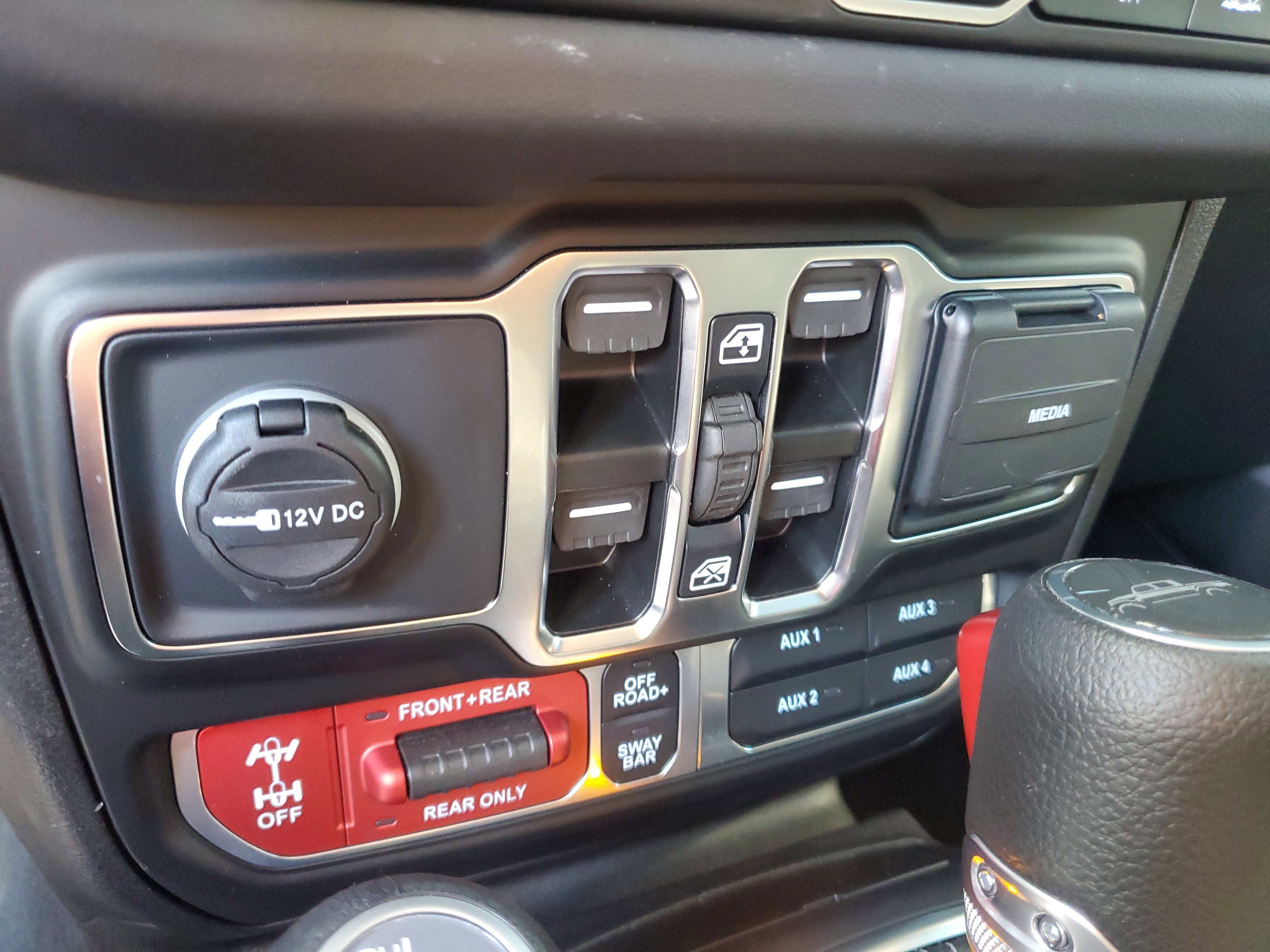 Used 2025 Jeep Gladiator Rubicon w/ Safety Group AWD/4WD image 21