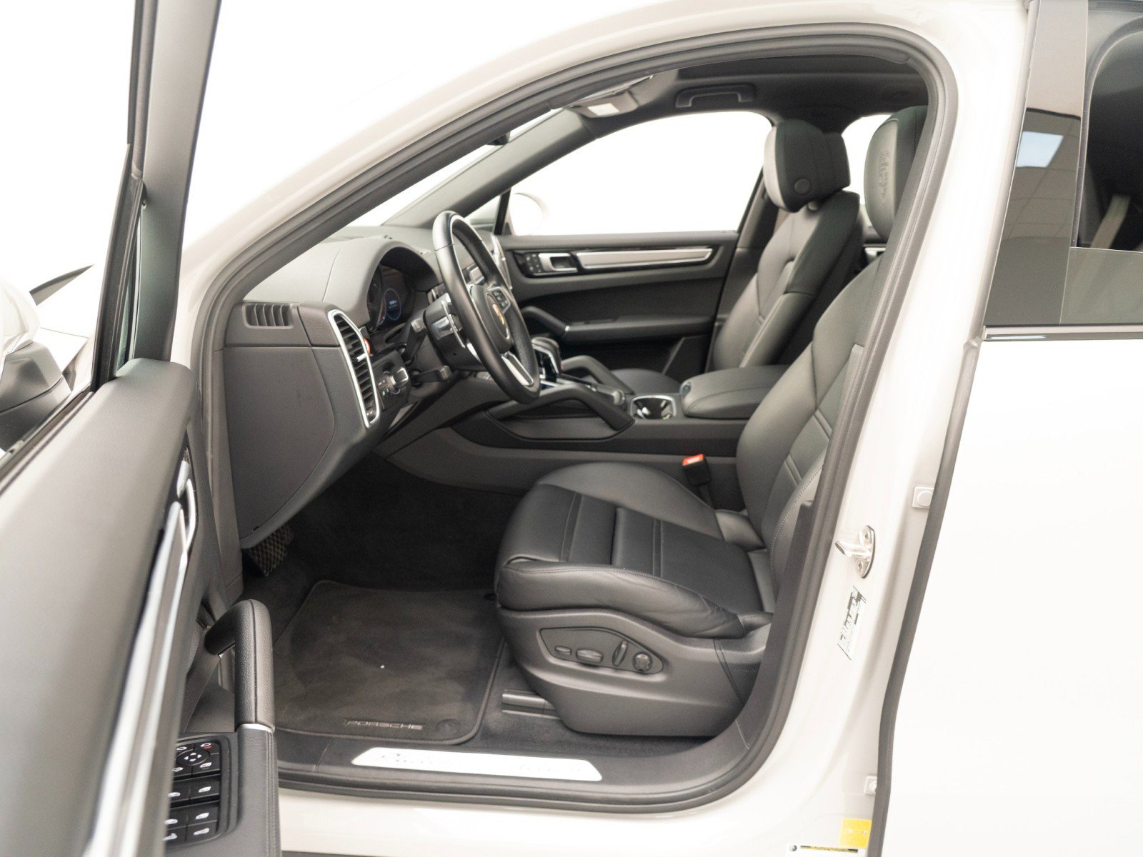 Certified 2022 Porsche Cayenne Platinum Edition image 17