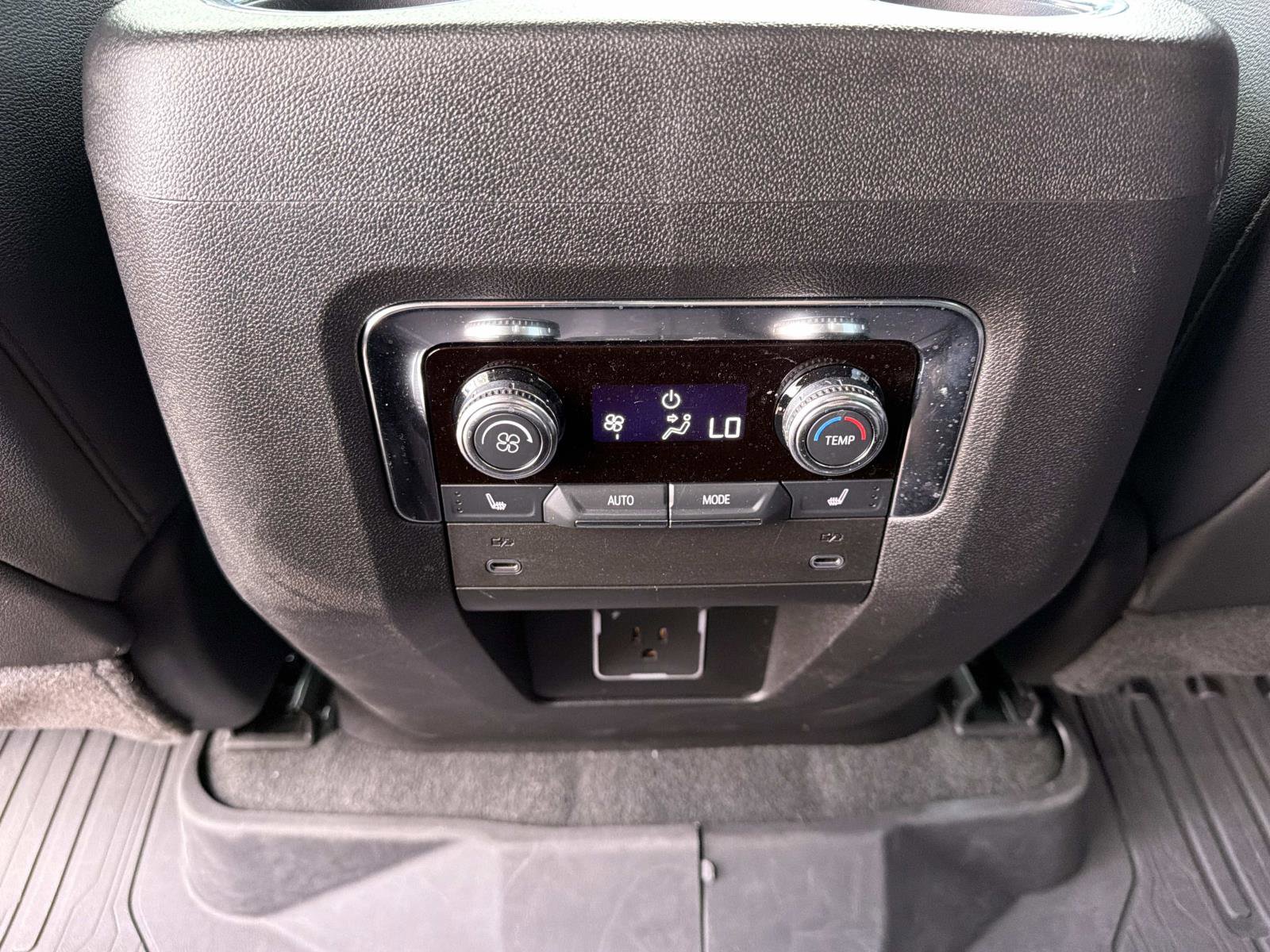 Used 2025 GMC Yukon AT4 AWD/4WD image 16