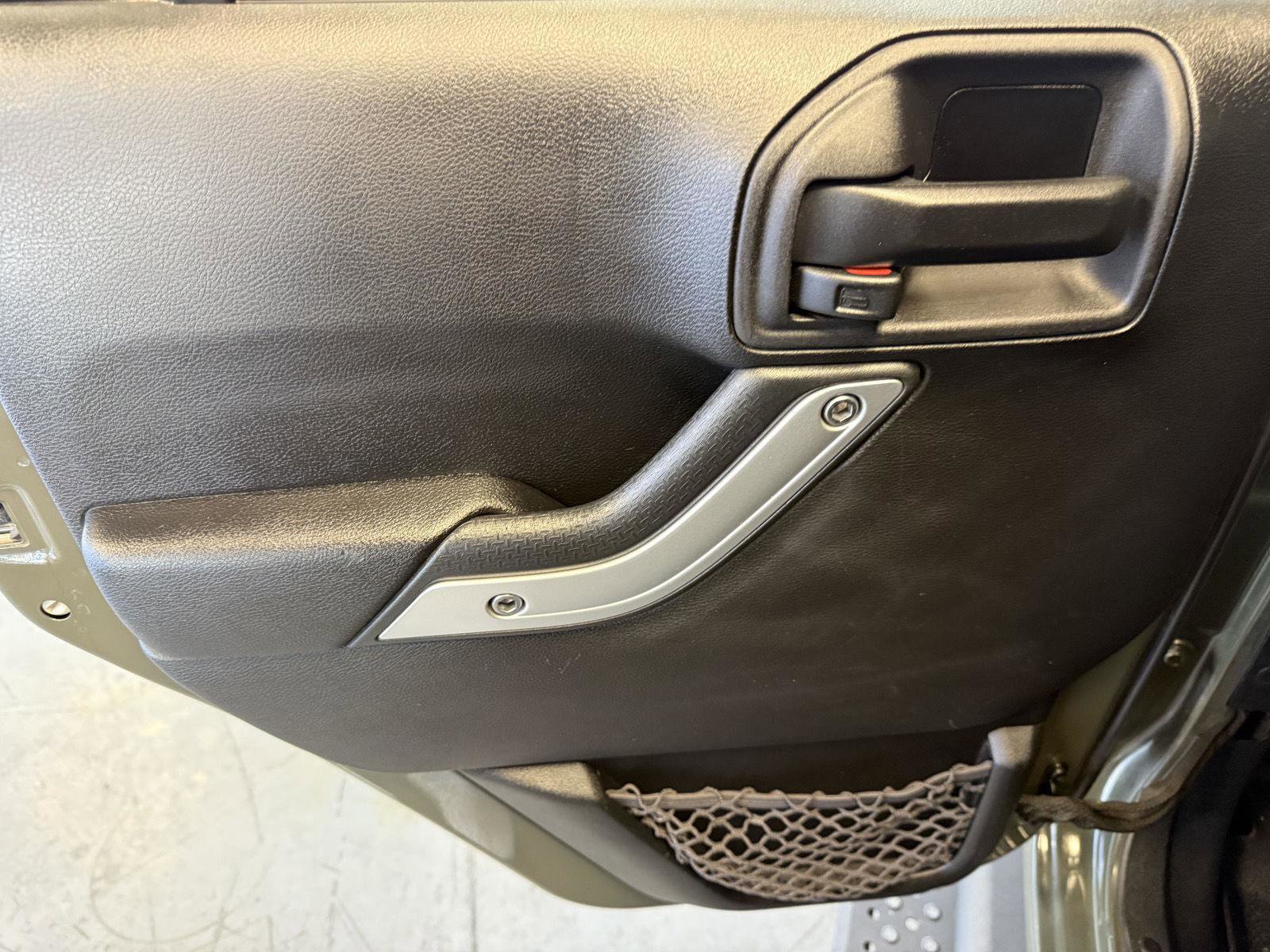 Used 2015 Jeep Wrangler Unlimited Rubicon w/ Connectivity Group image 16