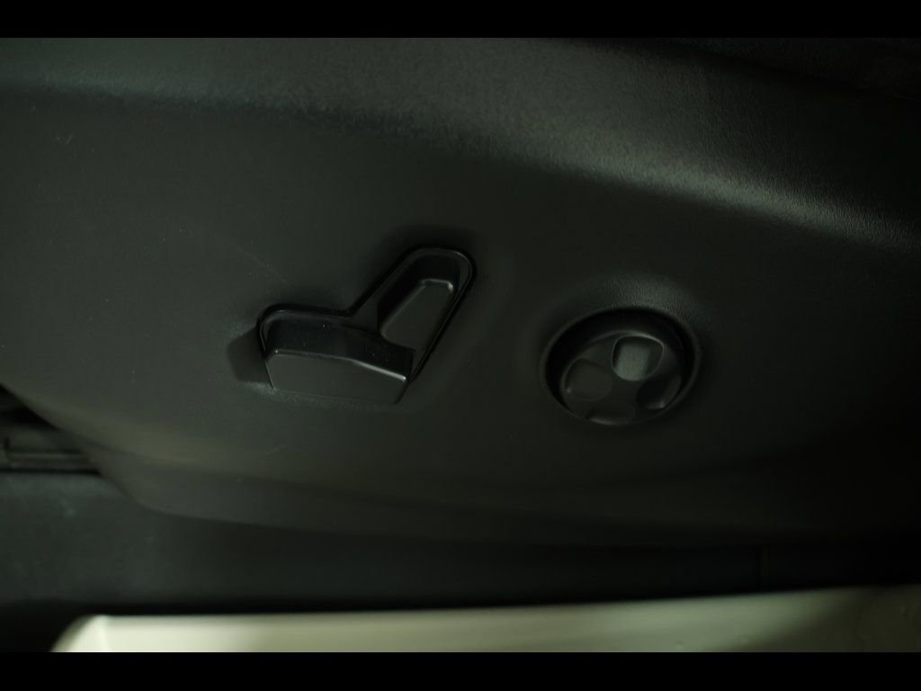 Used 2023 Chrysler Pacifica Touring-L FWD image 17