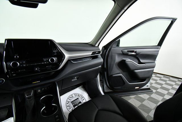 Used 2023 Toyota Highlander XLE image 20