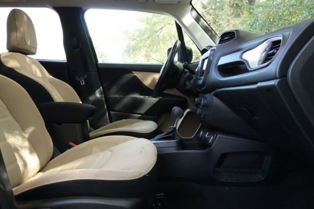 Used 2019 Jeep Renegade Latitude w/ Cold Weather Group image 10