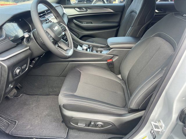 New 2025 Jeep Grand Cherokee Laredo image 9