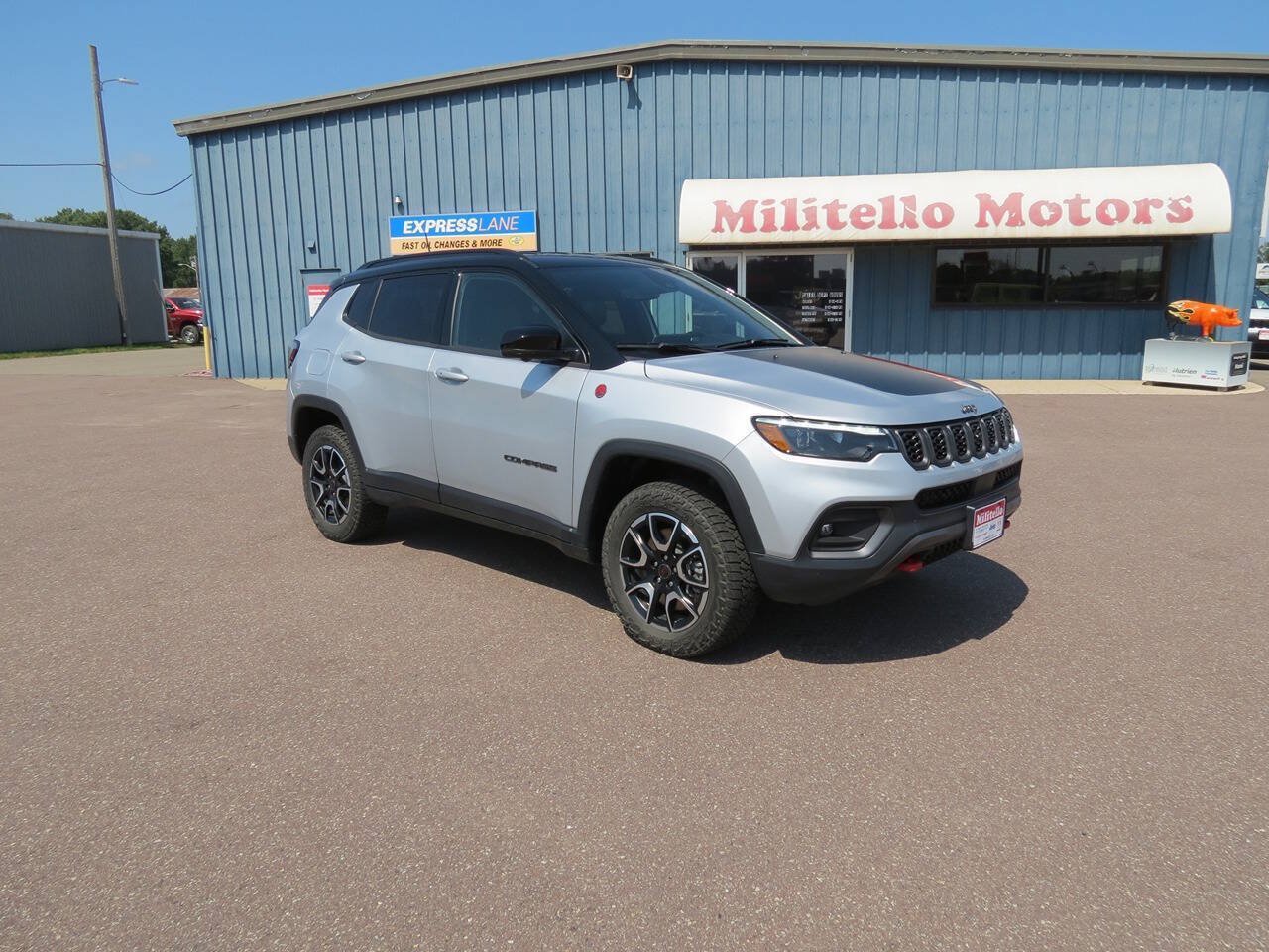 Used 2025 Jeep Compass Trailhawk w/ Trailhawk Elite Group AWD/4WD image 2