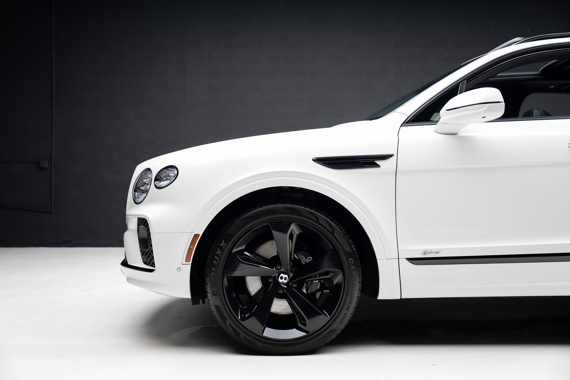 Used 2021 Bentley Bentayga Plug-In Hybrid AWD/4WD image 17