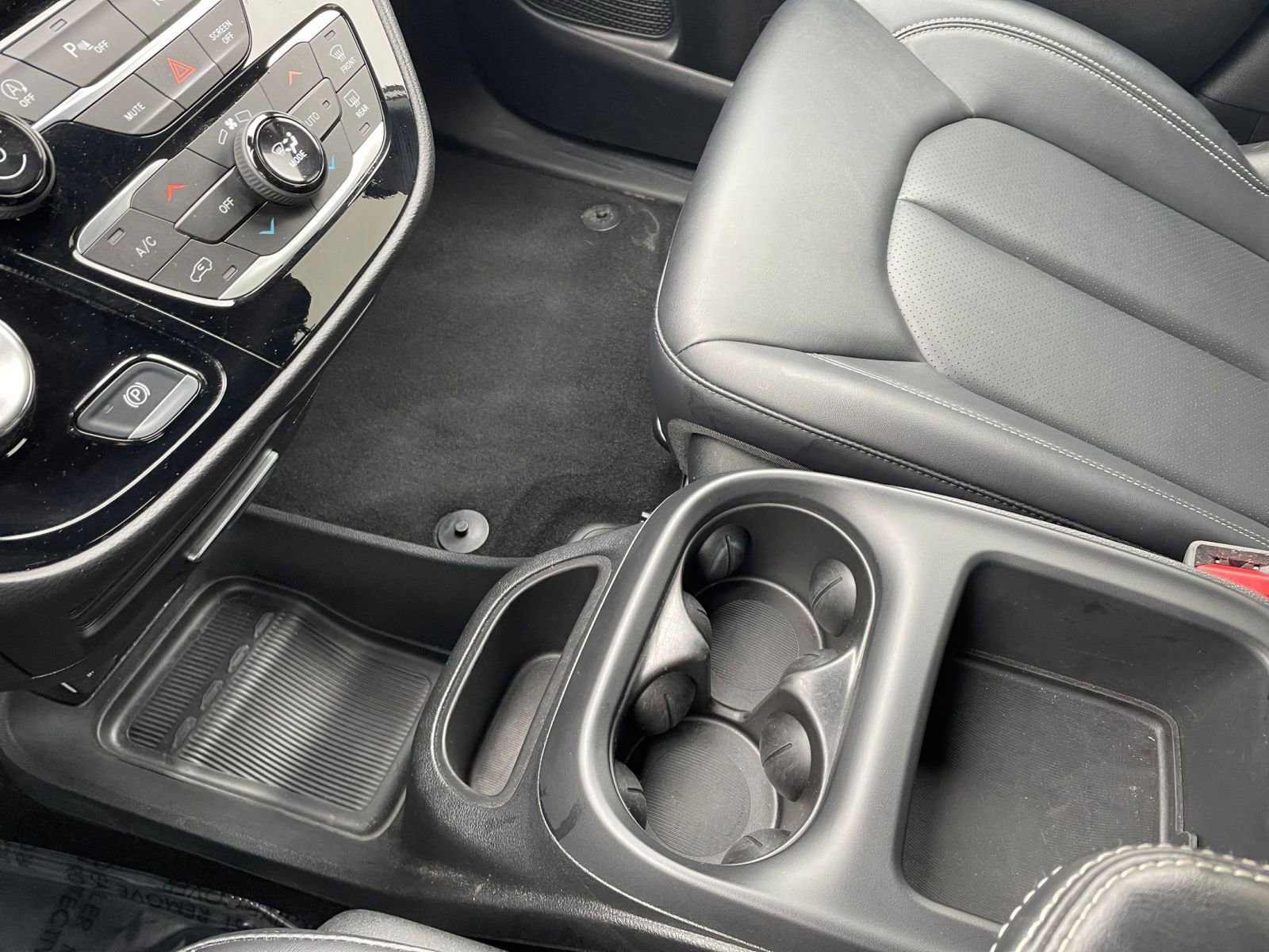 Used 2025 Chrysler Pacifica Select image 44