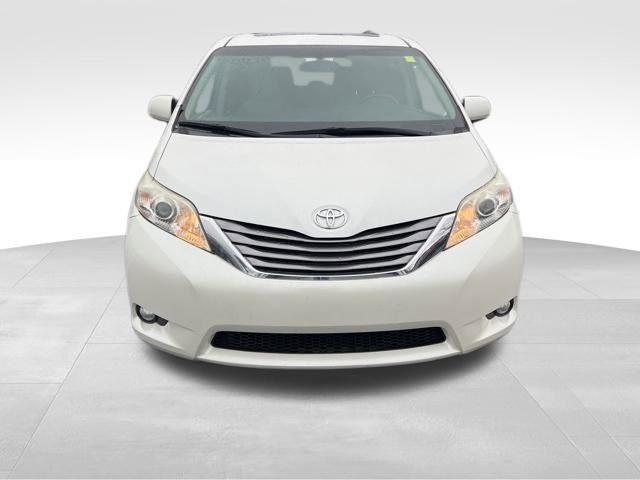 Used 2016 Toyota Sienna XLE image 2