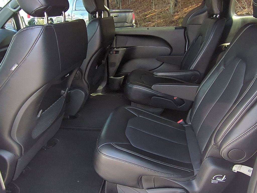 Used 2025 Chrysler Pacifica Select image 18