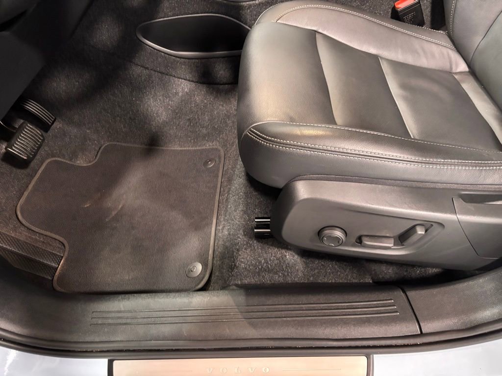 Certified 2025 Volvo XC40 B5 Core image 11