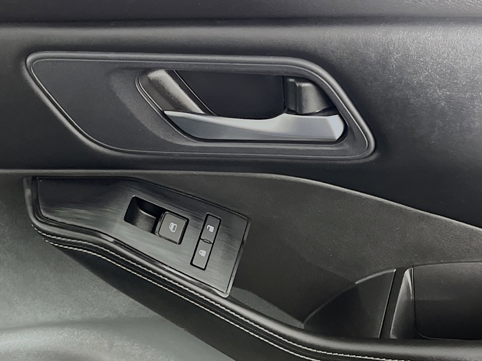 Used 2024 Nissan Rogue SV image 32