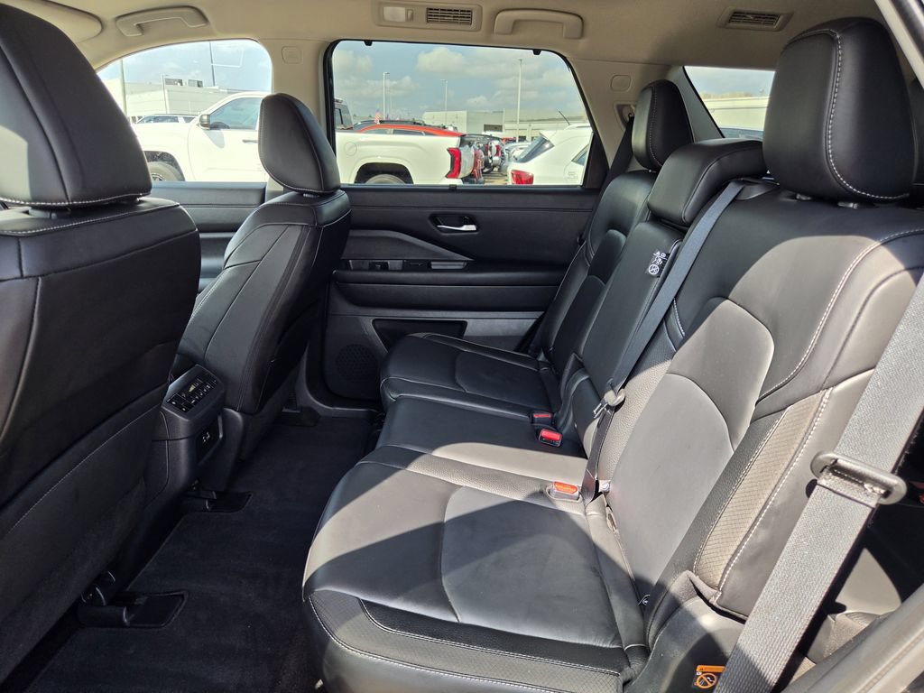 Used 2025 Nissan Pathfinder SL FWD image 28