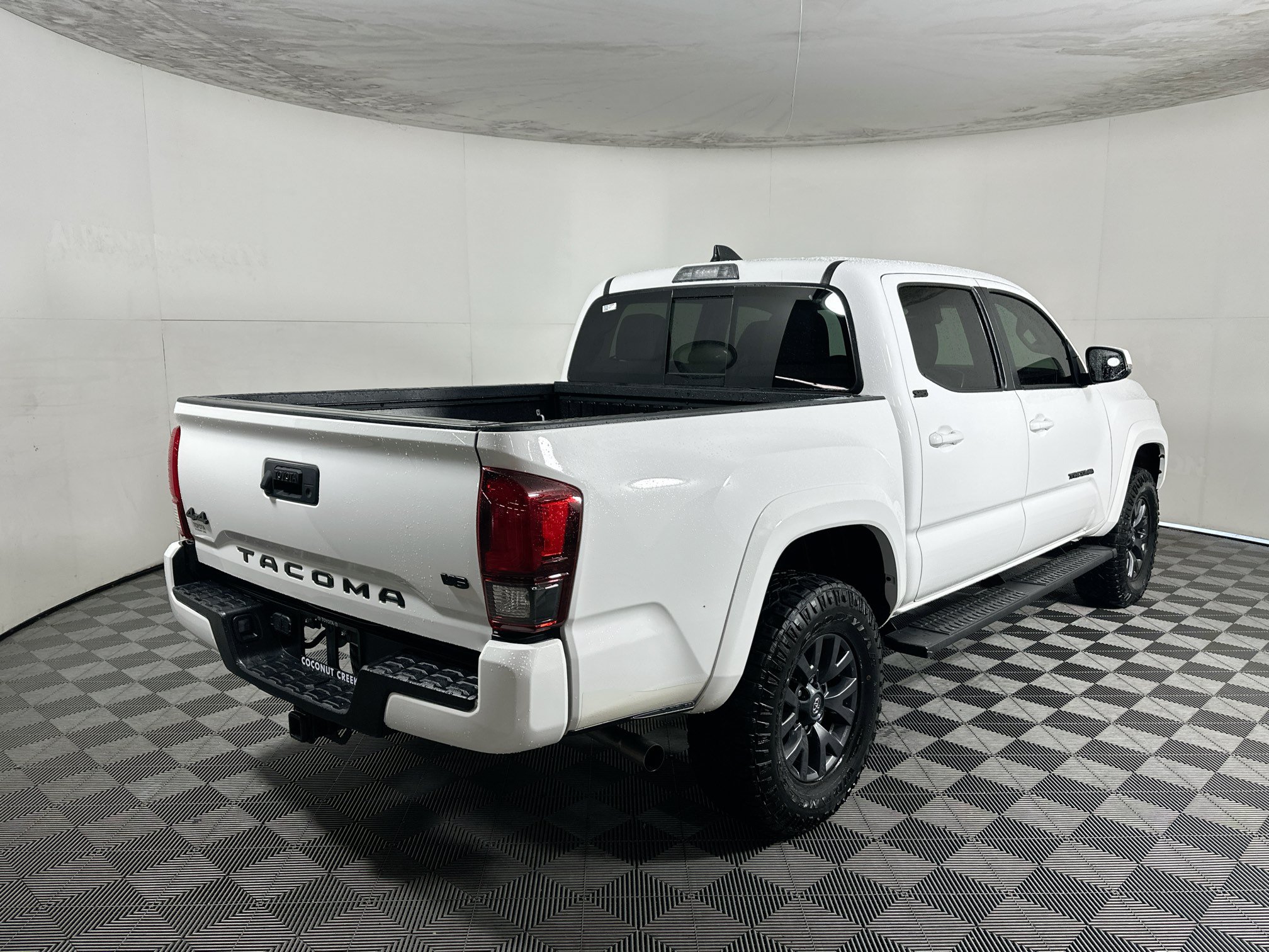 Used 2023 Toyota Tacoma SR5 w/ Technology Package AWD/4WD image 3
