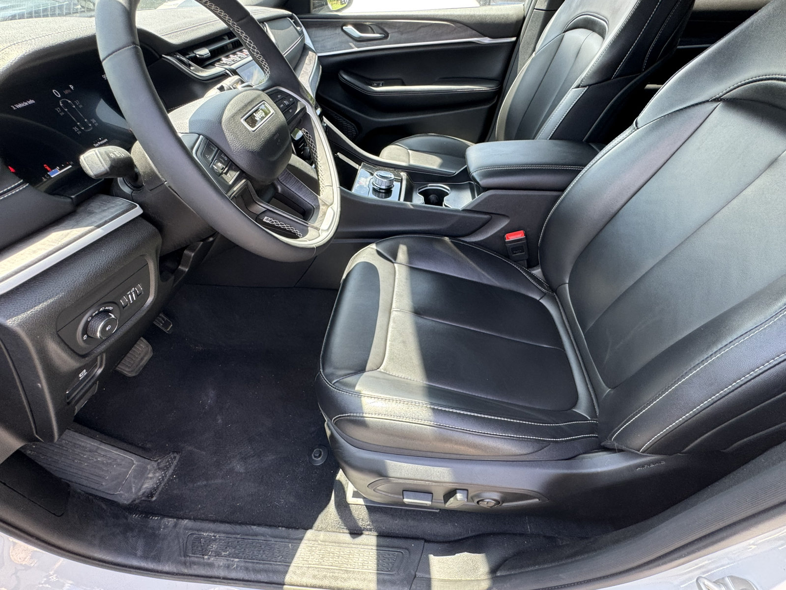 Used 2024 Jeep Grand Cherokee L Limited RWD image 9