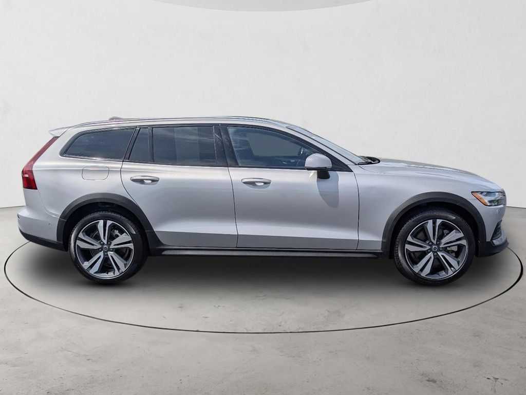 Certified 2025 Volvo V60 B5 Cross Country Plus AWD/4WD image 4