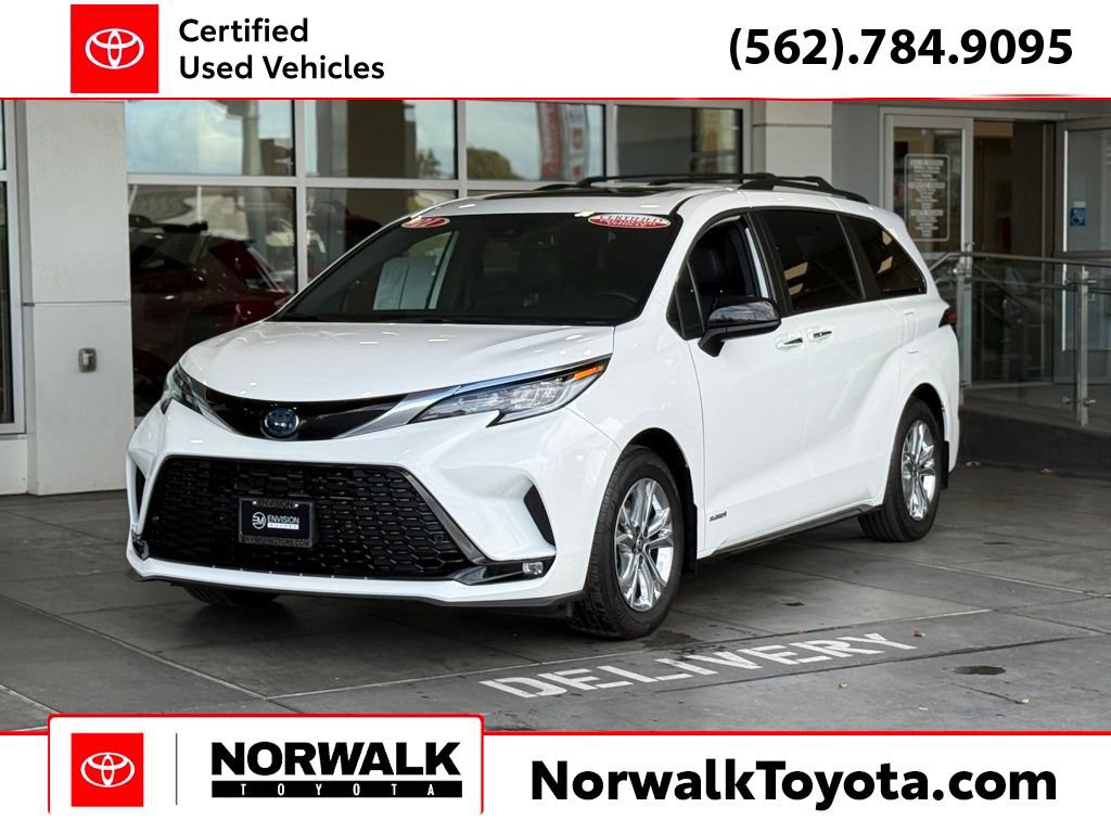 Certified 2021 Toyota Sienna XSE image 1