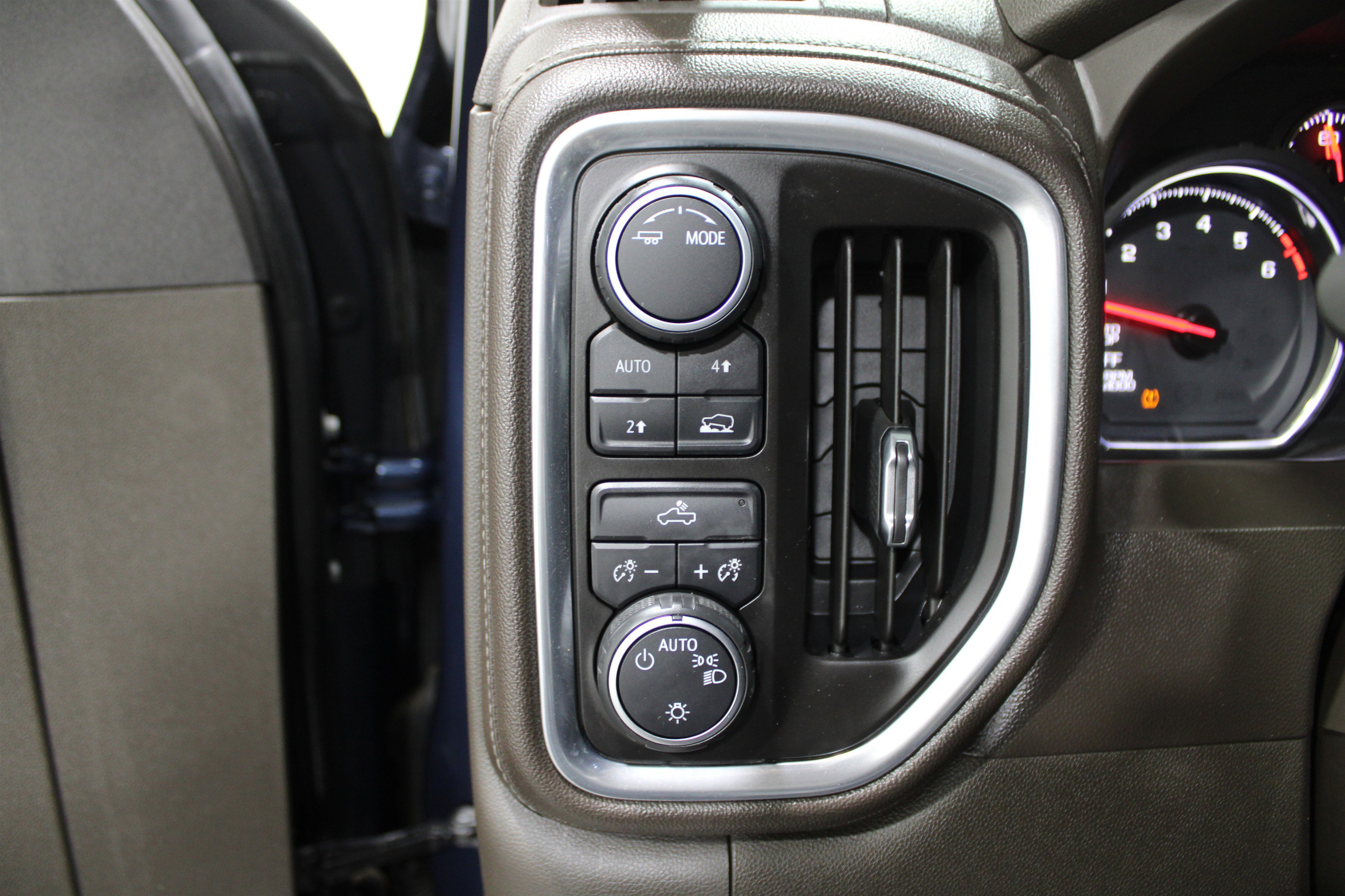 Used 2020 Chevrolet Silverado 1500 LT w/ Texas Edition image 9