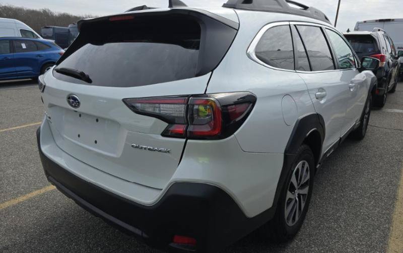 Used 2024 Subaru Outback Premium AWD/4WD image 3