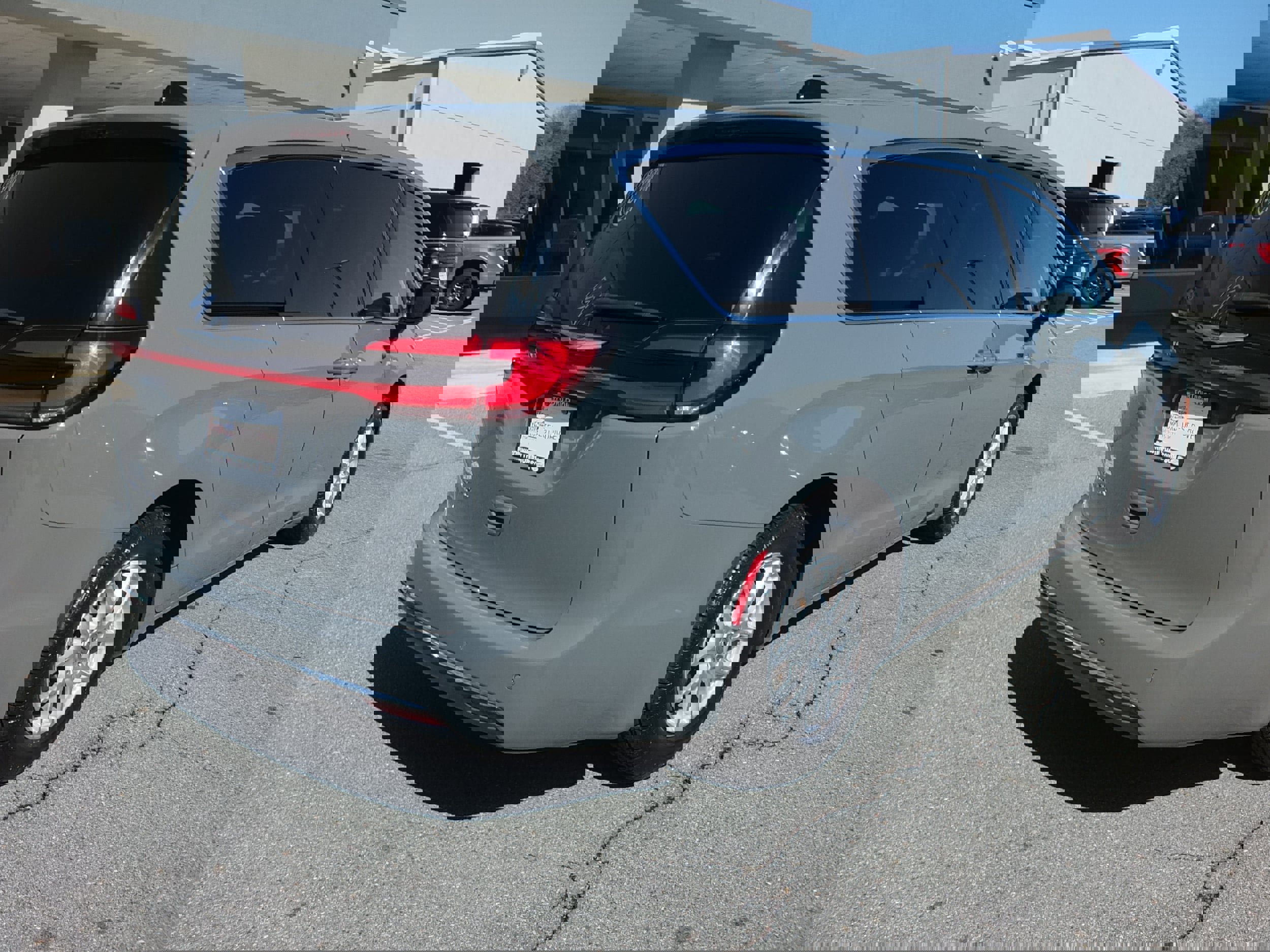 Used 2023 Chrysler Pacifica Touring-L image 3