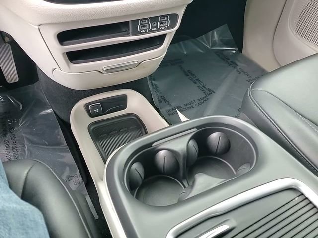 Used 2024 Chrysler Pacifica Select image 24