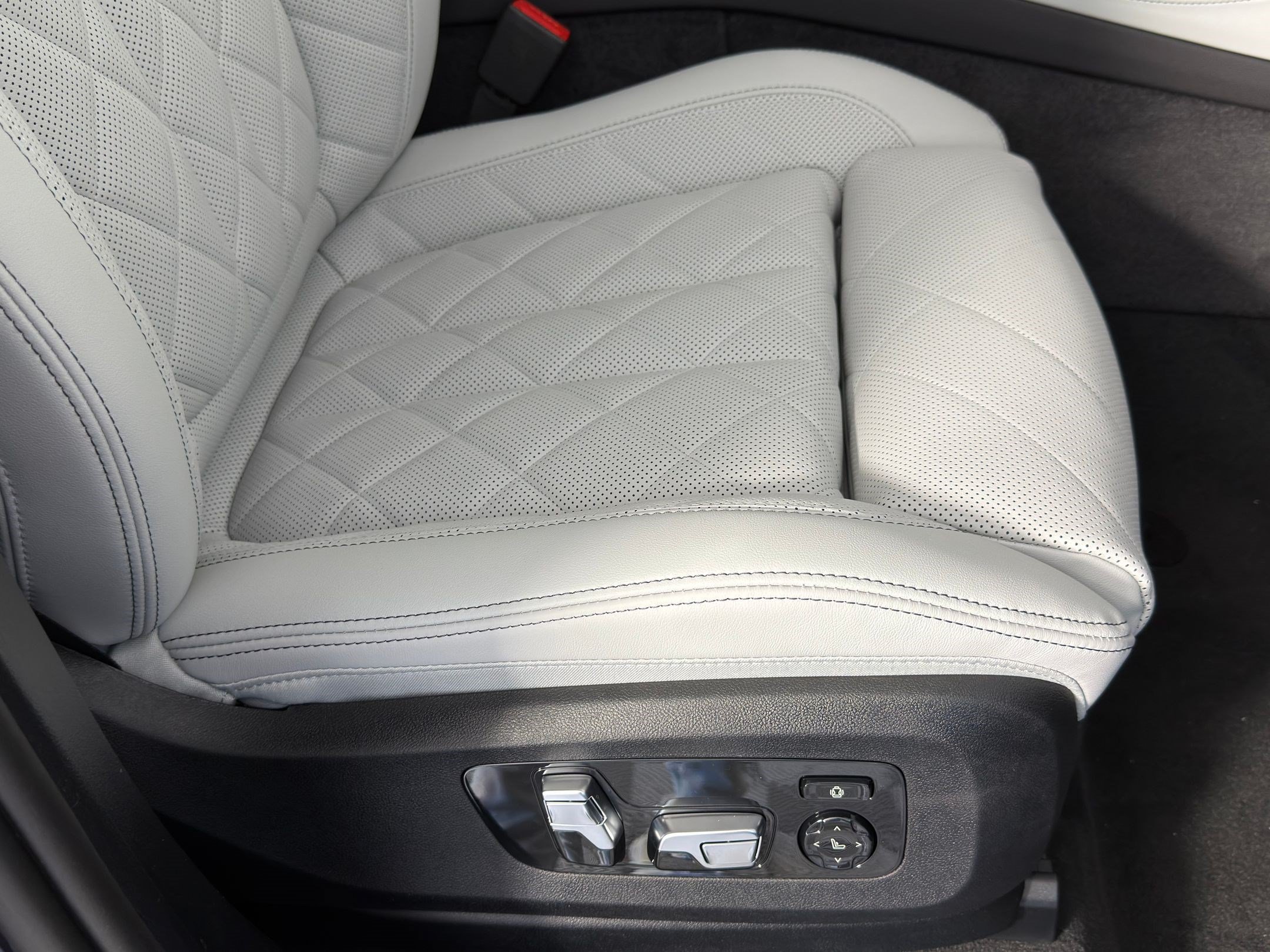 Used 2026 BMW X5 xDrive50e AWD/4WD image 32