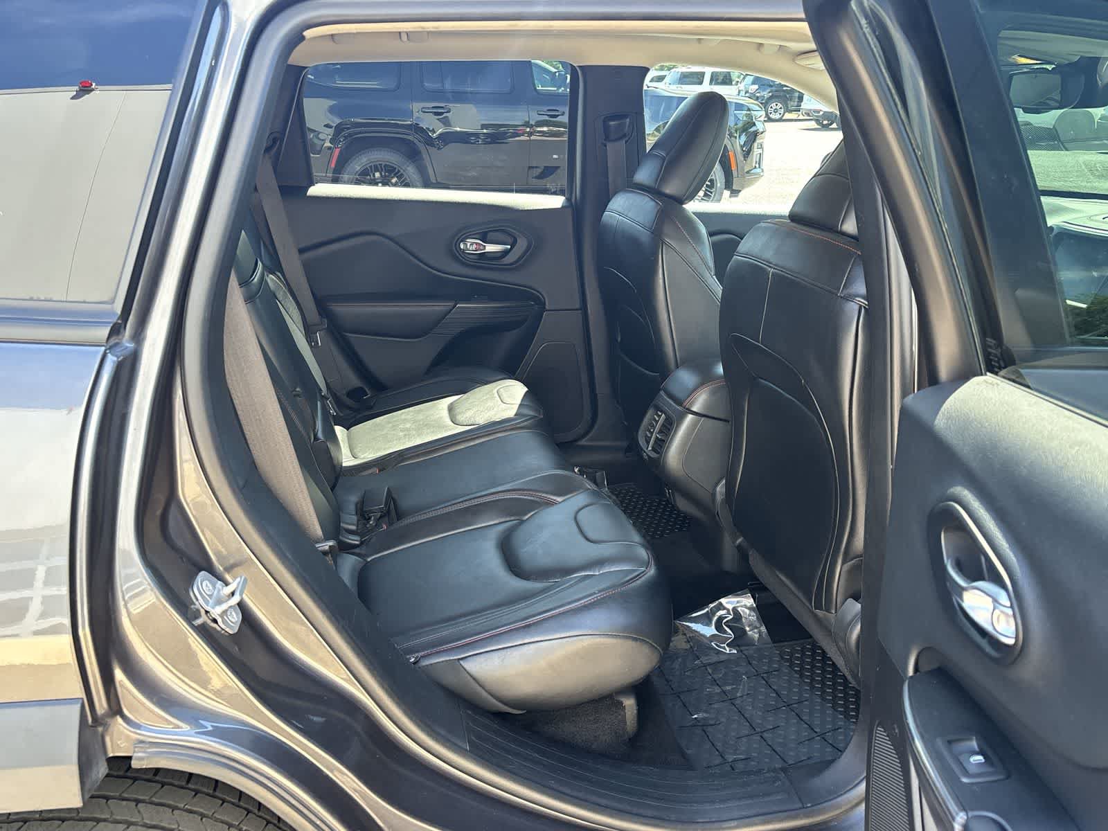 Used 2014 Jeep Cherokee Trailhawk w/ Comfort/Convenience Group AWD/4WD image 10