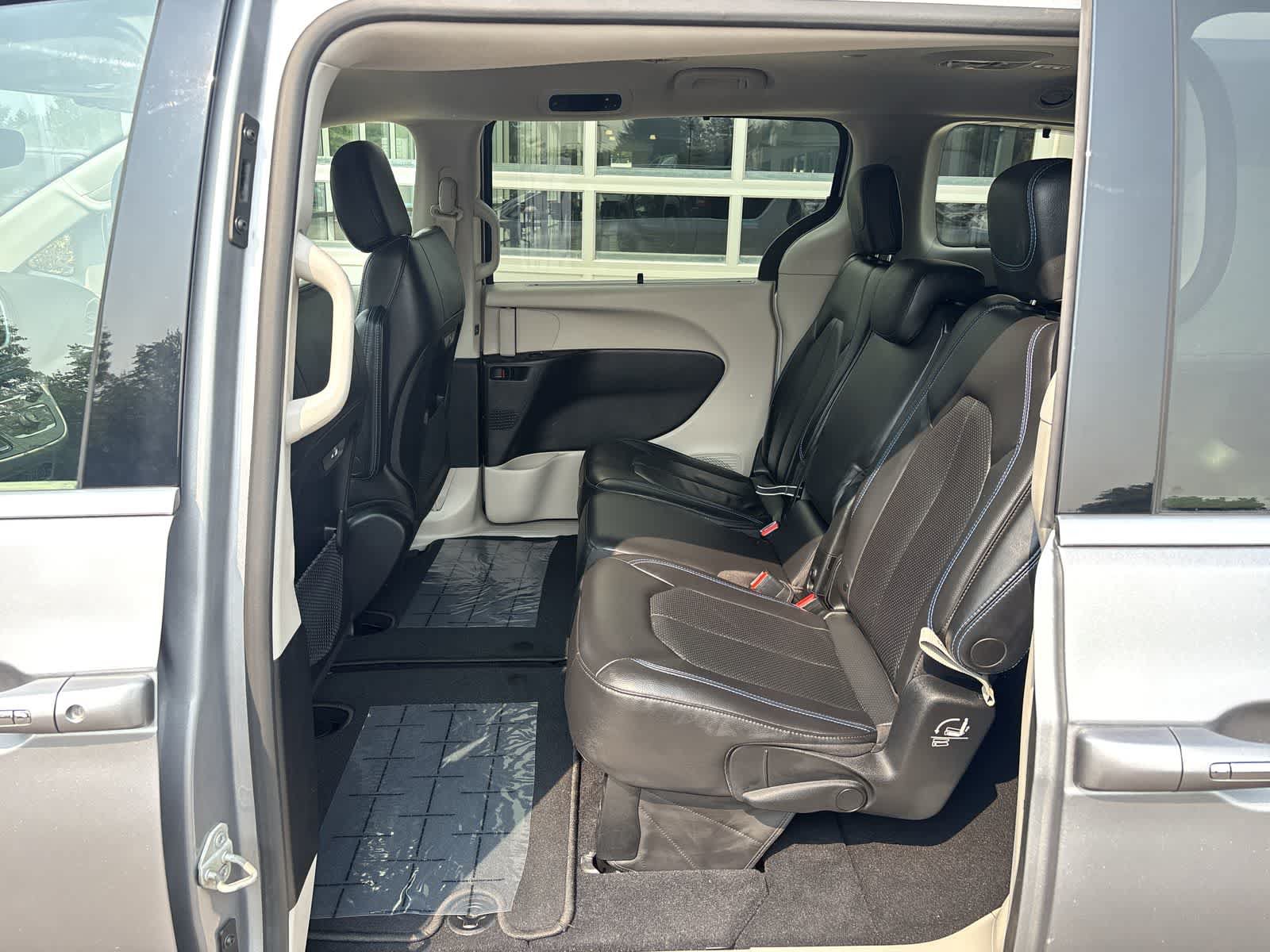 Used 2021 Chrysler Pacifica Touring-L FWD image 11
