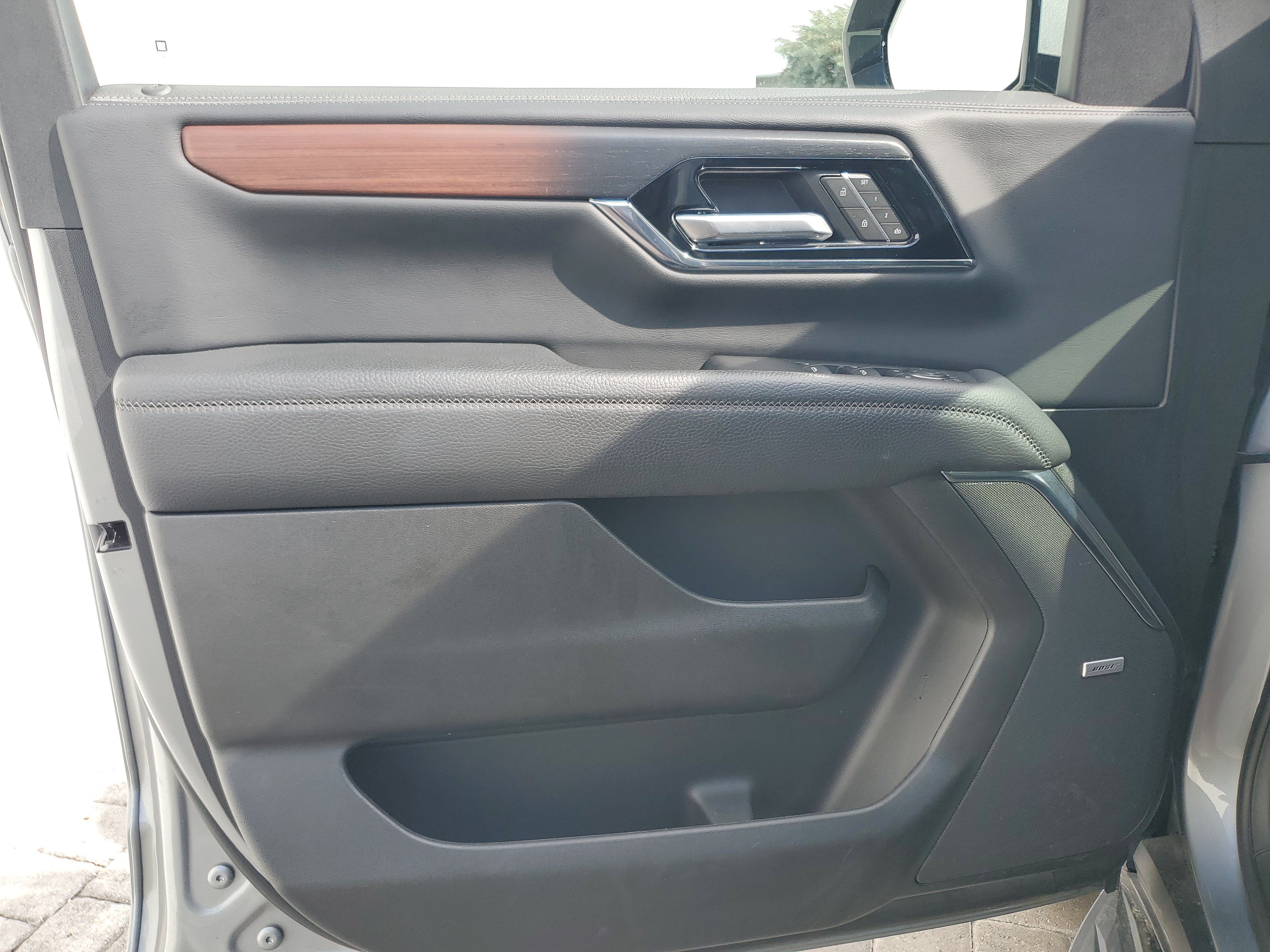 Used 2025 GMC Yukon XL Denali AWD/4WD image 9