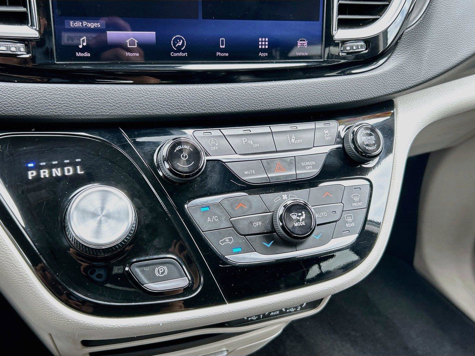 Used 2024 Chrysler Pacifica Touring-L FWD image 34