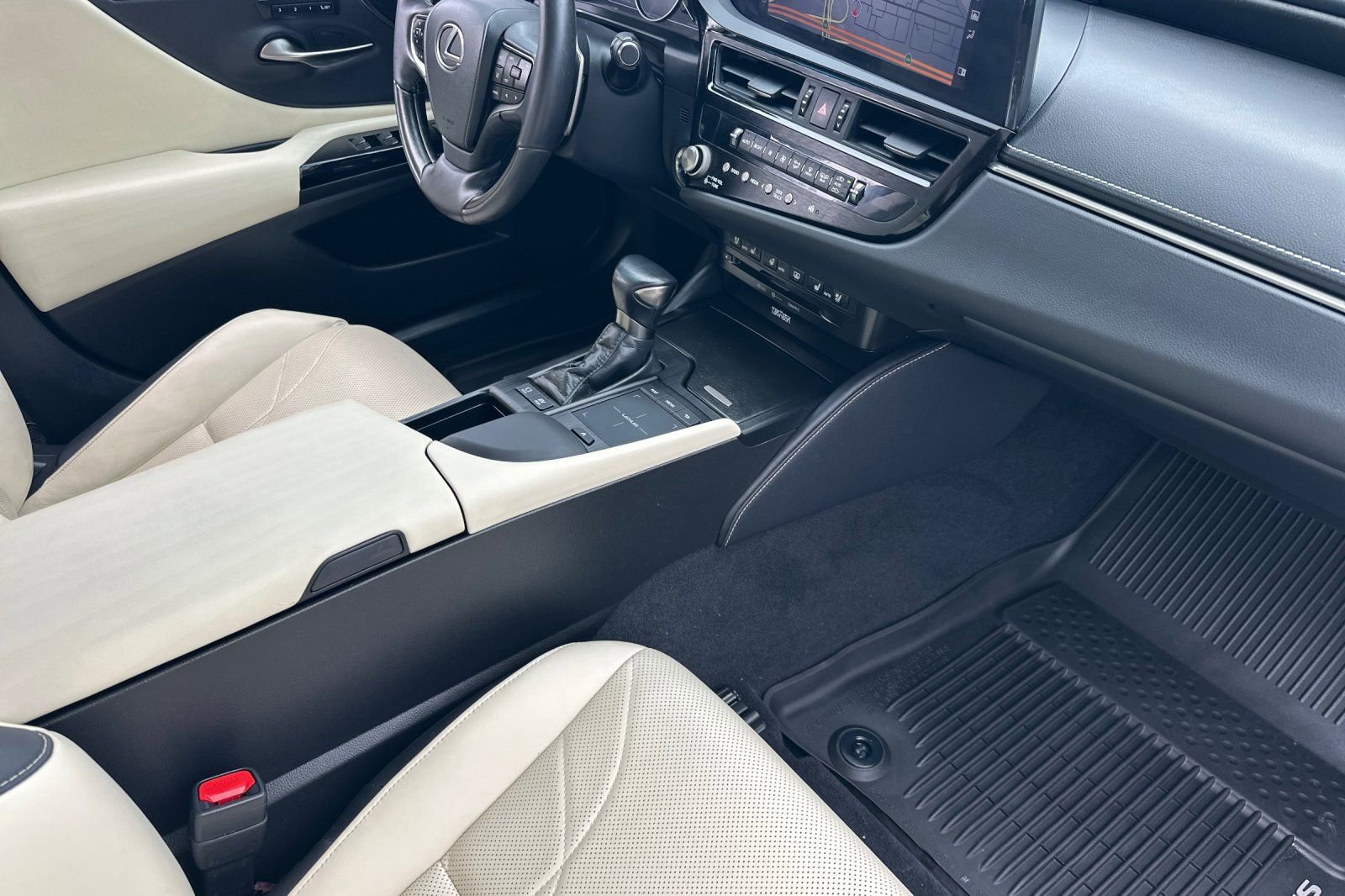 Certified 2022 Lexus ES 300h w/ Accessory Package 2 FWD image 12